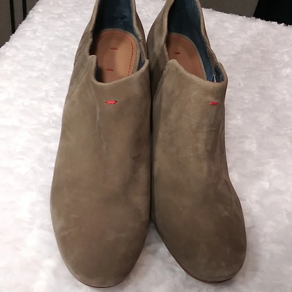 ED Mahoney by Ellen leather suede heel ankle booties women Sz 8.5 neutral beige